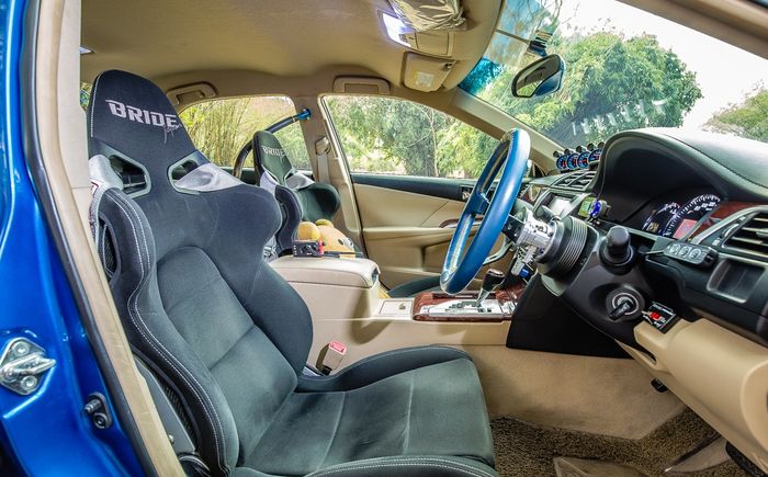 Tampilan kabin modifikasi Toyota Camry dikemas khas street racing