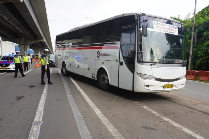 Pengendalian transportasi untuk membatasi keluar masuknya kendaraan pribadi dan angkutan penumpang  di Jalan Tol.