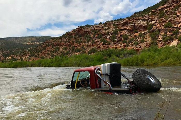 Sebuah jip terbawa arus yang deras ketika menyebrangi sungai.