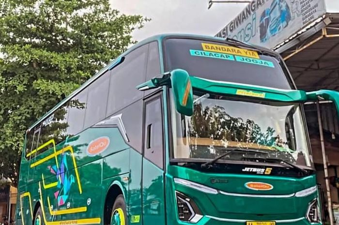 Bus milik PO Efisiensi menggunakan bodi Jetbus5 garapan karoseri Adi Putro.