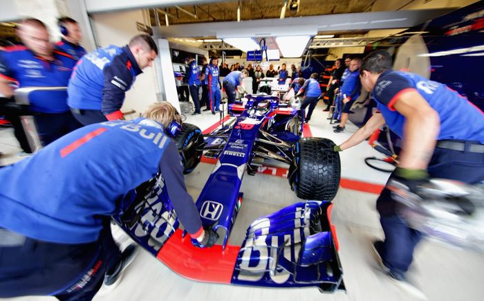 Kru tim Toro Rosso mempersiapkan mobil Sean Gelael untuk keluar dari garasi mengikuti sesi latihan F1 Amerika 2018