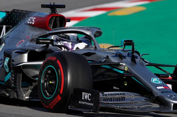 Lews Hamilton mengemudikan mobil Mercedes W11 pada tes pramusim F1 Barcelona 2020