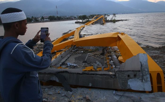 Kondisi jembatan kuning di pantai Talise