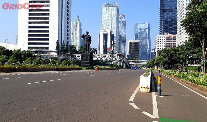 Suasana di Jalan Jenderal Sudirman tampak sepi, terlihat hanya ada petugas yang berkeliling dan masyarakat yang melakukan lari pagi