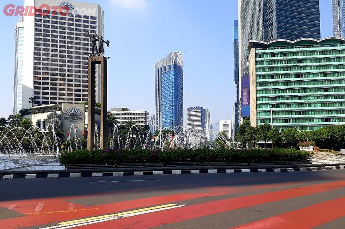 Kawasan Bundaran HI dijaga ketat sehingga bersih dari pengendara, tidak tampak satupun pengendara yang melewati jalan tersebut.