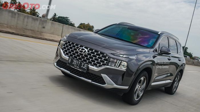 Harga mobil baru 2022 Hyundai Santa Fe juga masih stabil per Oktober ini.