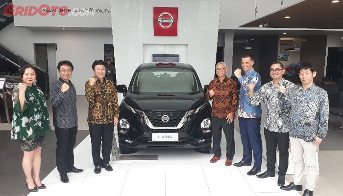 Logo 'Red Nissan Tablet' pada pintu masuk dealer