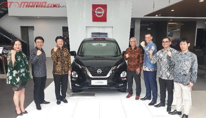 Logo 'Red Nissan Tablet' pada pintu masuk dealer