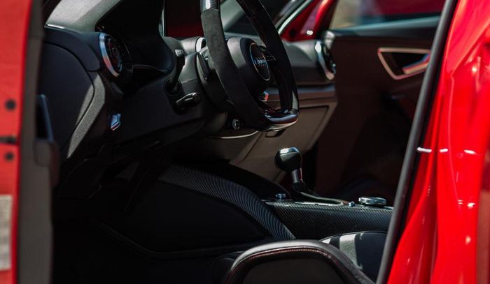 Tampilan kabin modifikasi Audi Q2 pasang roof box