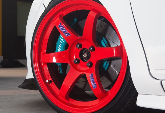 Modifikasi Toyota Yaris lele ditopang pelek Volk Racing TE37 warna merah