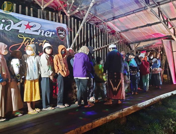 ID42NER juga memberikan santunan kepada anak yatim-piatu di sekitar lokasi.