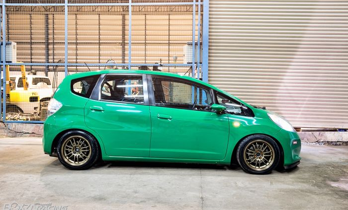 Tongkrongan sporty Honda Jazz GE8 asal Thailand