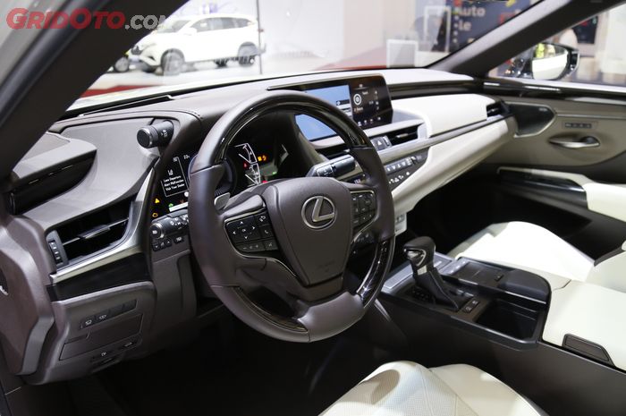 Interior baris pertama Lexus ES 300h