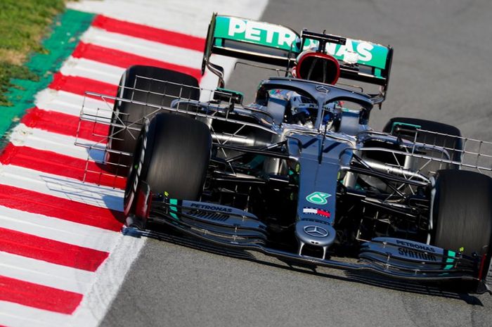 Valtteri Bottas menguji mobil Mercedes W11 yang dilengkapi pagar sensor pada tes pramusim F1 2020 di Barcelona