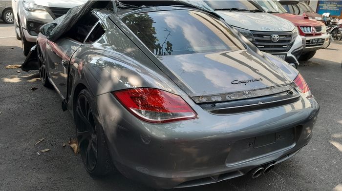 Mobil mewah Porsche Cayman terparkir setelah alami kecelakaan di Tol Dalam Kota