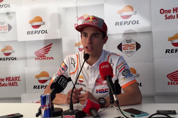 Pembalap Repsol Honda, Marc Marquez terlihat mengamati  dan mengikuti Jorge Lorenzo saat FP1 MotoGP Spanyol 2019 (03/05/2019)