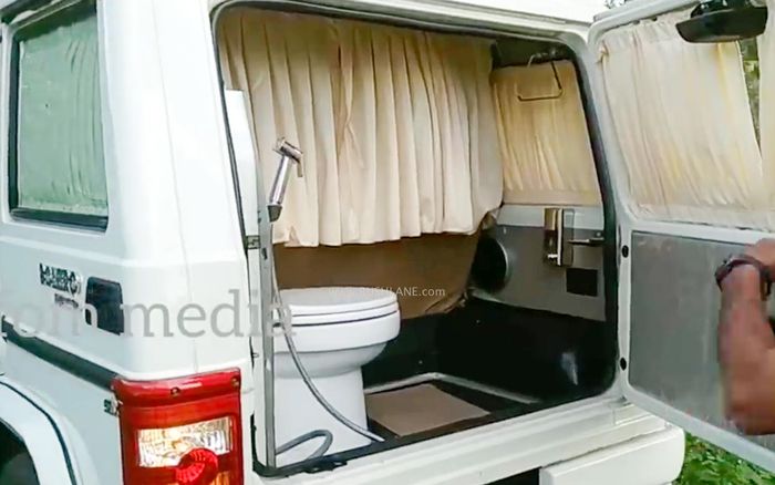 Fasilitas toilet pada SUV India Mahindra Bolero dengan