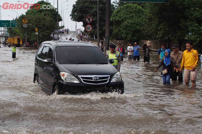 Iluatrasi. Daihatsu Xenia menerjang banjir.