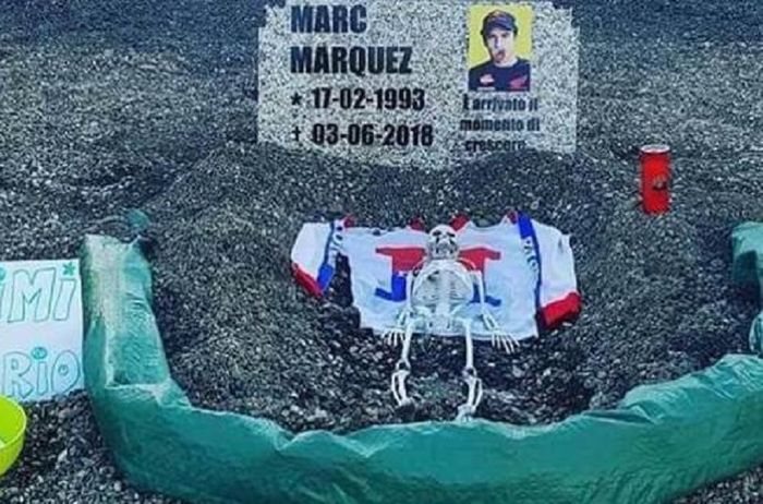 Nisan untuk makam Marc Marquez