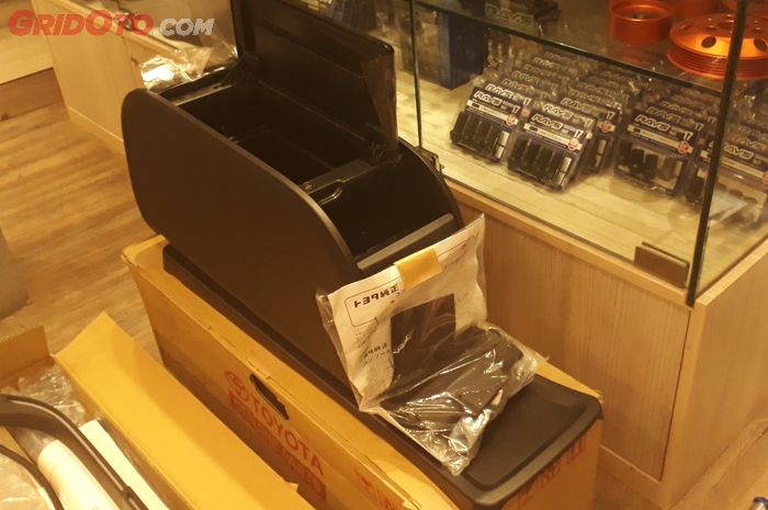 Konsol Box Keren Bikin Kabin Toyota Voxy Lebih Akomodatif Gridoto Com