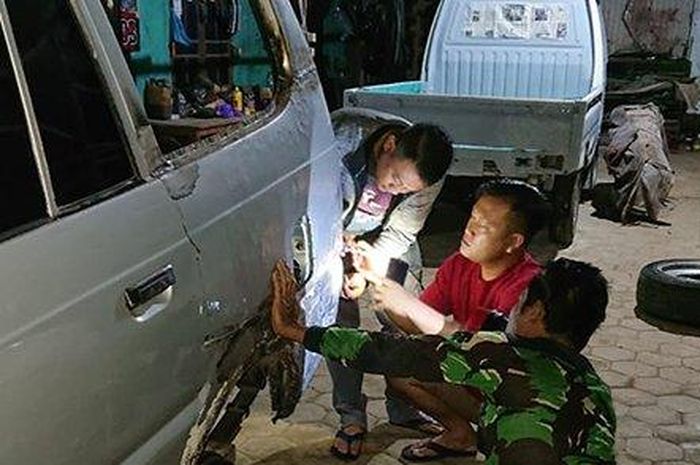 Petugas  Satlantas Polres Wonogiri melakukan pemeriksaan kendaraan pelaku tabrak lari yang menyebabkan korbannya meninggal dunia. 