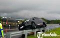 Fortuner Lari 120 Km/jam Nyangkut di Pembatas Tol, Begini Awal Ceritanya