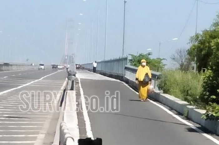 Perempuan berjilban bergamis kuning bikin perhatian razia gabungan TNI/Polri di pintu keluar Jembatan Suramadu sisi Madura 