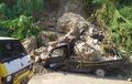 Gran Max Pikap Gepeng Tak Berbentuk, Jadi Landasan Batu Besar Longsor dari Atas Bukit