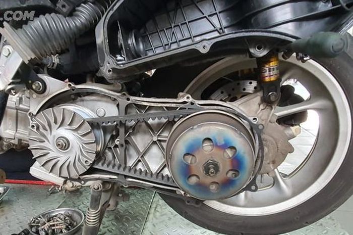 Ilustrasi servis CVT Yamaha NMAX di bengkel umum