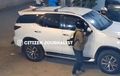 Fortuner Jadi Sasaran Kang Petik Spion, Dua Orang Tengok Belakang Jaga-jaga