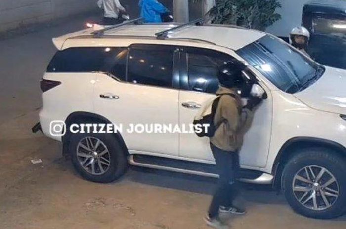 Toyota Fortuner jadi sasaran kang petik spion di Bogor. Aksi dilakukan berkelompok
