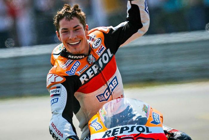 Namun, usai menjadi tandem, teman dekat, sekaligus rival berat Rossi dalam perebutan gelar 2006, Hayden hengkang dari MotoGP pada akhir 2015