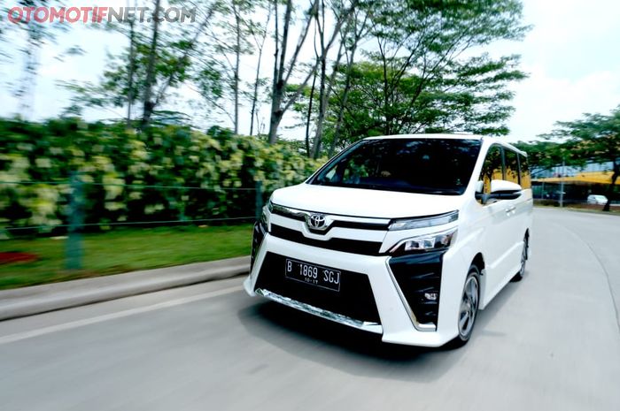 All New Toyota Voxy 2017. 