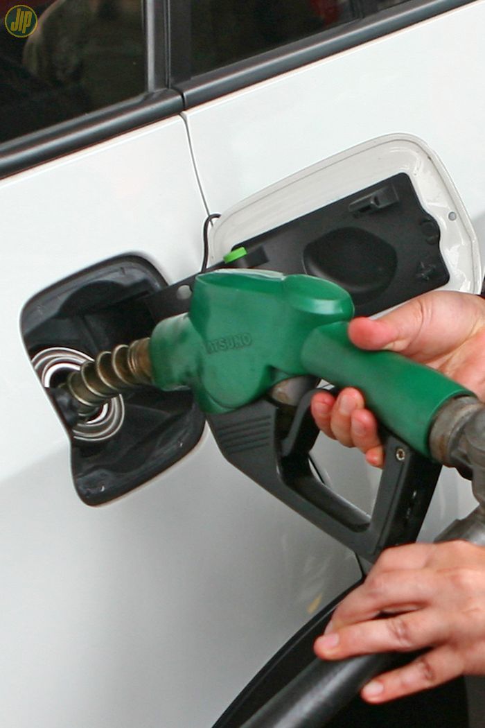 Pemasangan sticker jenis bahan bakar, bisa membantu operator di SPBU. 