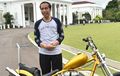 Presiden Jokowi Dikejar-Kejar Saat Ngegas Motor Barunya Di Istana Negara