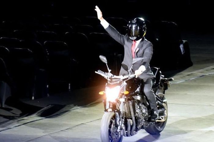 Presiden Jokowi naik motor Yamaha FZ1