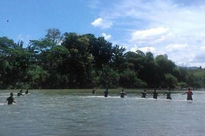 Kendaraan tempur TNI AD tenggelam di sungai di Purworejo (10/3/2018)