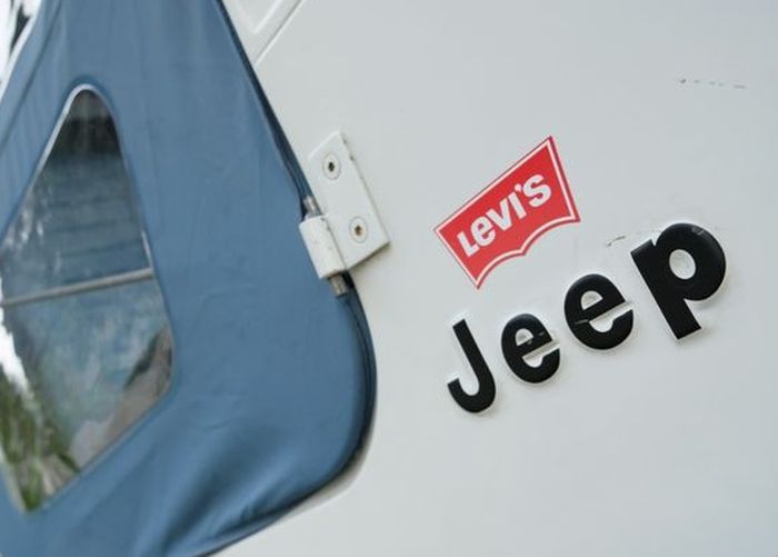 Logo dari celana jeans terkenal inilah yang menandakan Jeep edisi khusus Levi's Edition.