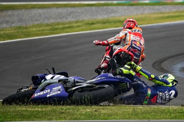 Marc Marquez senggol Valentino Rossi hingga crash