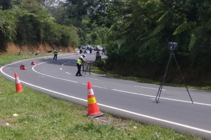 Turunan dan tikungan tajam di Tanjakan Emen, lokasi kejadian kecelakaan bus yang menewaskan 27 orang, Sabtu (10/2/2018).  