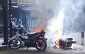 Bikin Polisi Kelabakan! Sedang Ditilang, Pria Ini Malah Bakar Motornya Sendiri, Pelanggarannya Komplit