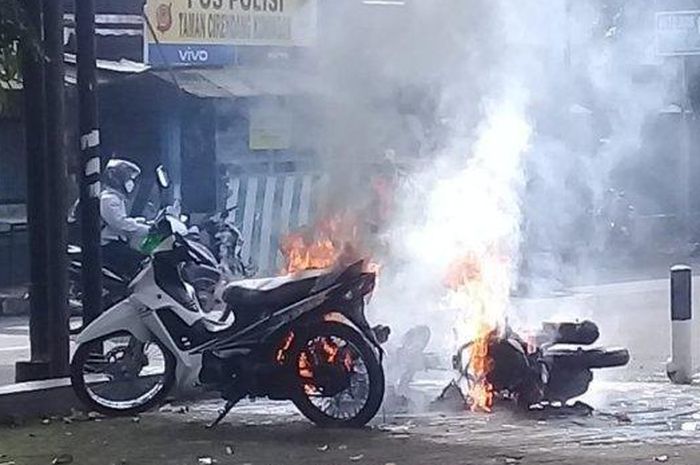 Kondisi motor yang dibakar oleh pemiliknya sendiri (11/1/2022) 