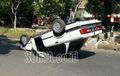 Pelajar Kaget, Pedal Gas Nyangkut, BMW 318i Berakhir Terbalik