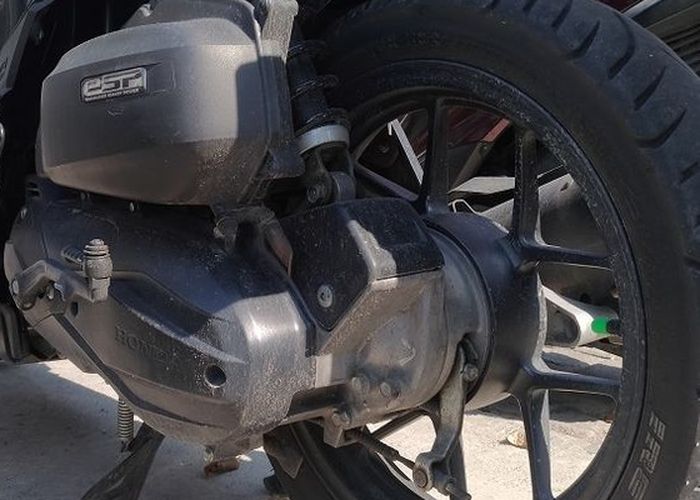 Ilustrasi roda belakang pada motor matic.