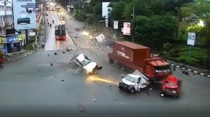 Rekaman CCTV detik-detik truk tronton tabrak 6 mobil dan 14 motor di Simpang Muara Rapak, Balikpapan, Kalimantan Timur