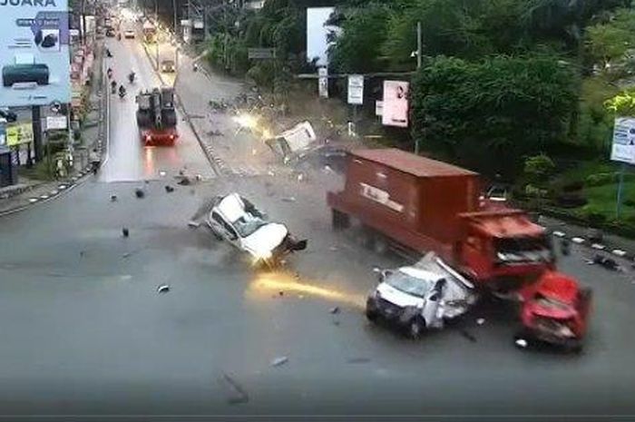 Rekaman CCTV detik-detik truk tronton tabrak 6 mobil dan 14 motor di Simpang Muara Rapak, Balikpapan, Kalimantan Timur