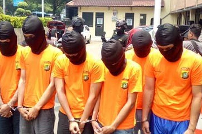 Tim Pemburu Preman Polres Metro Jakarta Barat membekuk enam pengemudi ojek online yang mengeroyok du