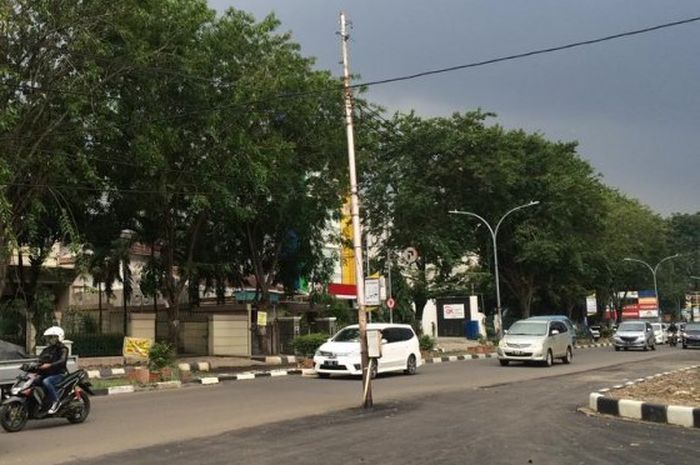 Tiang listrik dianggap membahayakan pengendara