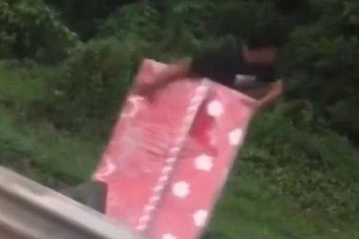Muatan kasur dari truk yang terlibat kecelakaan dijarah warga sekitar
