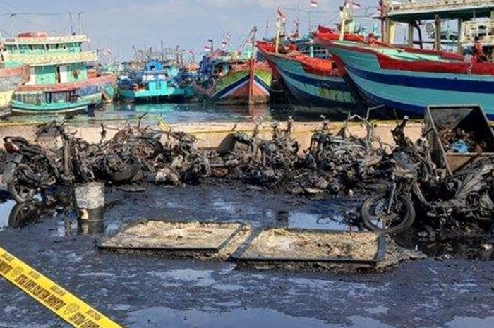 Belasan motor ludes di pelabuhan hingga jadi kerangka saja. begini awal kronologinya